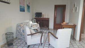 リポストにあるCasa del Levanteのリビングルーム(椅子2脚、テーブル付)