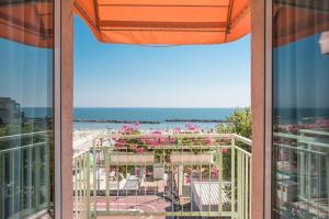 balcone con vista sulla spiaggia di un resort di Hotel Gaia a Rimini