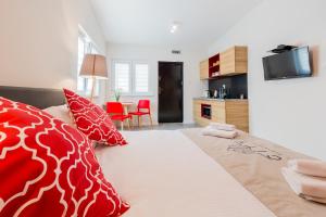 Posteľ alebo postele v izbe v ubytovaní Apartamenty City.