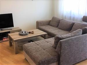 uma sala de estar com um sofá e uma mesa em Apartment Aagje 002 em Winterberg