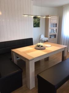 uma mesa de madeira numa sala de estar com um sofá em Apartment Aagje 002 em Winterberg