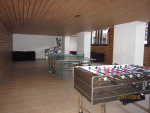 クランにあるJeanne d'Arc H61の卓球台と卓球台が備わる客室です。