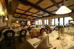 Restaurace v ubytování Gasthof zum Schwan
