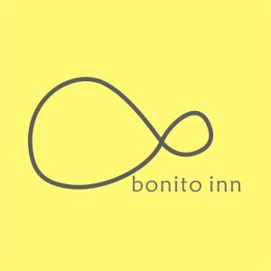 台東市的住宿－波尼多小旅宿 bonito inn，黄色背景的爆炸性公司标志