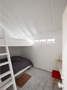מיטה או מיטות קומותיים בחדר ב-Koyasan Guesthouse Kokuu