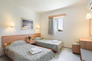 Postel nebo postele na pokoji v ubytování Matina Pefkos Aparthotel