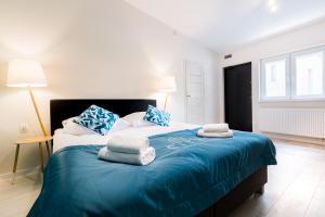 Posteľ alebo postele v izbe v ubytovaní Apartamenty City.