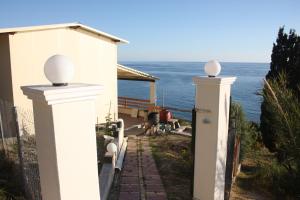 ein Haus mit einem Tor zum Meer in der Unterkunft Villa Gianitsi in Agios Gordios