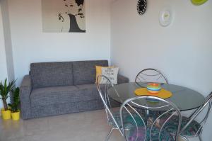 salon ze stołem i kanapą w obiekcie LuAna Apartment w mieście Milna