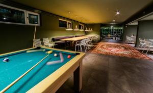a billiard room with a pool table and tables at H & R Estrella del Bajo Carrión in Villoldo
