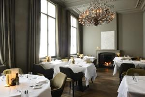 Um restaurante ou outro lugar para comer em Hotel Messeyne