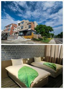 un lit en face d'un bâtiment à côté d'un bâtiment dans l'établissement San Yuan Guest House, à Jinning