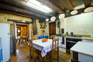 Kuchyň nebo kuchyňský kout v ubytování Vivienda rural La Otra Casa