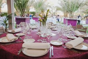 una mesa con gafas y servilletas en un mantel púrpura en Hotel Ciudad de Borja, en Borja