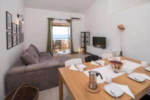 Televízia a/alebo spoločenská miestnosť v ubytovaní Franko & Ana apartments