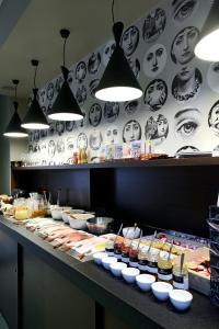 ein Buffet mit verschiedenen angebotenen Speisen in der Unterkunft Square Hotel in Kortrijk