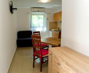 Kuchyň nebo kuchyňský kout v ubytování Apartments & Room Toni