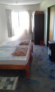 2 camas individuales en una habitación con ventana en Capricorn Restcamp, en Rietoog