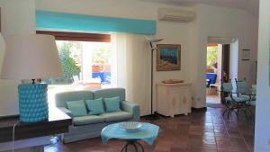 sala de estar con sofá y mesa en Villa Hermaea, en Porto San Paolo