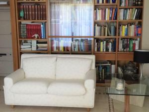 sala de estar con sofá blanco y mesa de cristal en Villa Hermaea, en Porto San Paolo