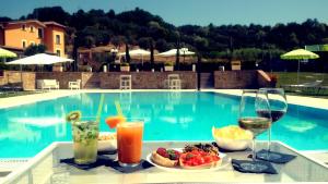 Bazén v ubytovaní Casale degli Ulivi Resort alebo v jeho blízkosti