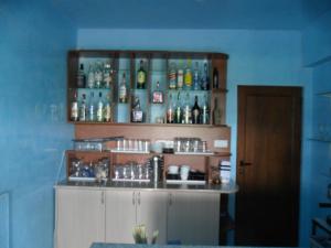 ein Zimmer mit einem Regal voller Flaschen Alkohol in der Unterkunft Altay Guest House in Lozenets + 130 Fotos