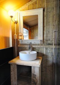 een badkamer met een wastafel en een spiegel bij Camping Costa Ponente in Cefalù