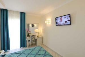 TV a/nebo společenská místnost v ubytování Hotel La Vue d'Or