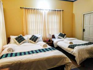 Uma cama ou camas num quarto em Hotel Nana Pokhara