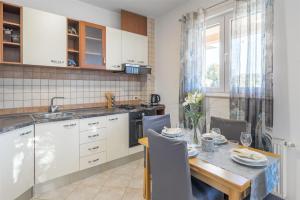 een keuken met een tafel en een eetkamer bij Villa Boulder in Okrug Donji +88 foto's