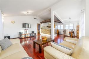 een woonkamer met twee banken en een tafel bij Villa Boulder in Okrug Donji