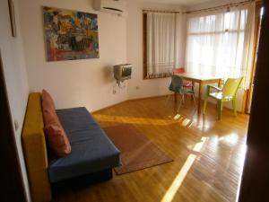 een woonkamer met een bank en een tafel bij Apartment Apolonia 14 in Sozopol