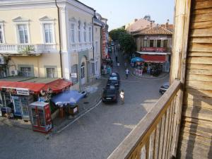 een uitzicht op een straat met auto's en gebouwen bij Apartment Apolonia 14 in Sozopol