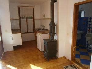 een kleine keuken met een fornuis in de kamer bij Apartment Apolonia 14 in Sozopol