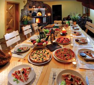 una larga mesa con pizzas en Gościniec Leszczyniec, en Stronie Śląskie
