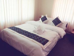 Uma cama ou camas num quarto em Hotel Nana Pokhara