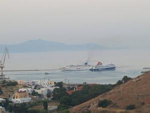 TálandaGaviotis Suite的两艘游轮在城市附近的水域