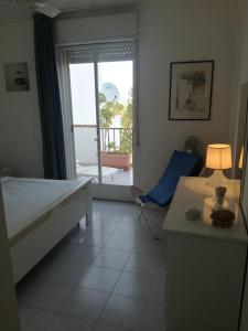 カステッランマーレ・デル・ゴルフォにあるCase Vacanze Ireneのベッドルーム1室(ベッド1台付)、パティオへのドアが備わります。