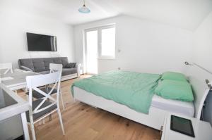 een slaapkamer met een bed en een woonkamer bij Apartment Helen in Ičići