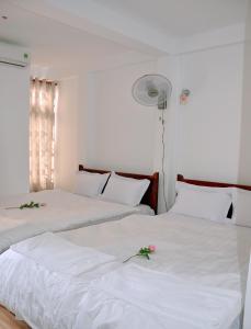 Tempat tidur dalam kamar di Ngoc Tung Mini Hotel