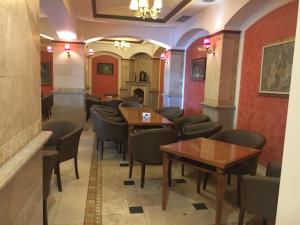
a living room filled with furniture and a bar at Hotel Mara in Baia Mare

