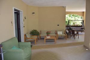 Villa Almelia في Vinchiaturo: غرفة معيشة مع كراسي وطاولة