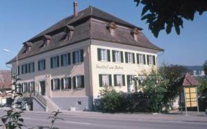 un gran edificio al lado de una calle en Gasthof Raben, en Eschenz