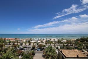 - Vistas a un complejo con playa y al océano en Appartamenti Solemare, en San Benedetto del Tronto