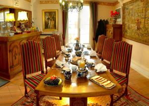 comedor con mesa de madera y sillas en La Maison de l'Argentier du Roy, en Loches