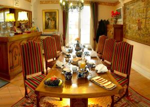- une salle à manger avec une table et des chaises en bois dans l'établissement La Maison de l'Argentier du Roy, à Loches