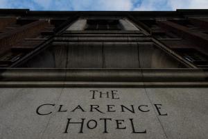 Vottorð, verðlaun, skilti eða annað skjal til sýnis á The Clarence