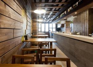 帕拉斯德丽Pensión Restaurante Casa Camiño II的餐厅里的一排桌椅