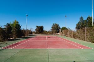 サン・フランセスク・ハヴィエルにあるVillas Paraíso de los Pinosの上部に照明が2つあるテニスコート