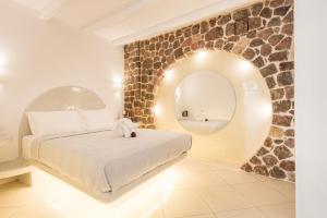 Un pat sau paturi într-o cameră la Secret Earth Villas - Santorini +37 fotografii
